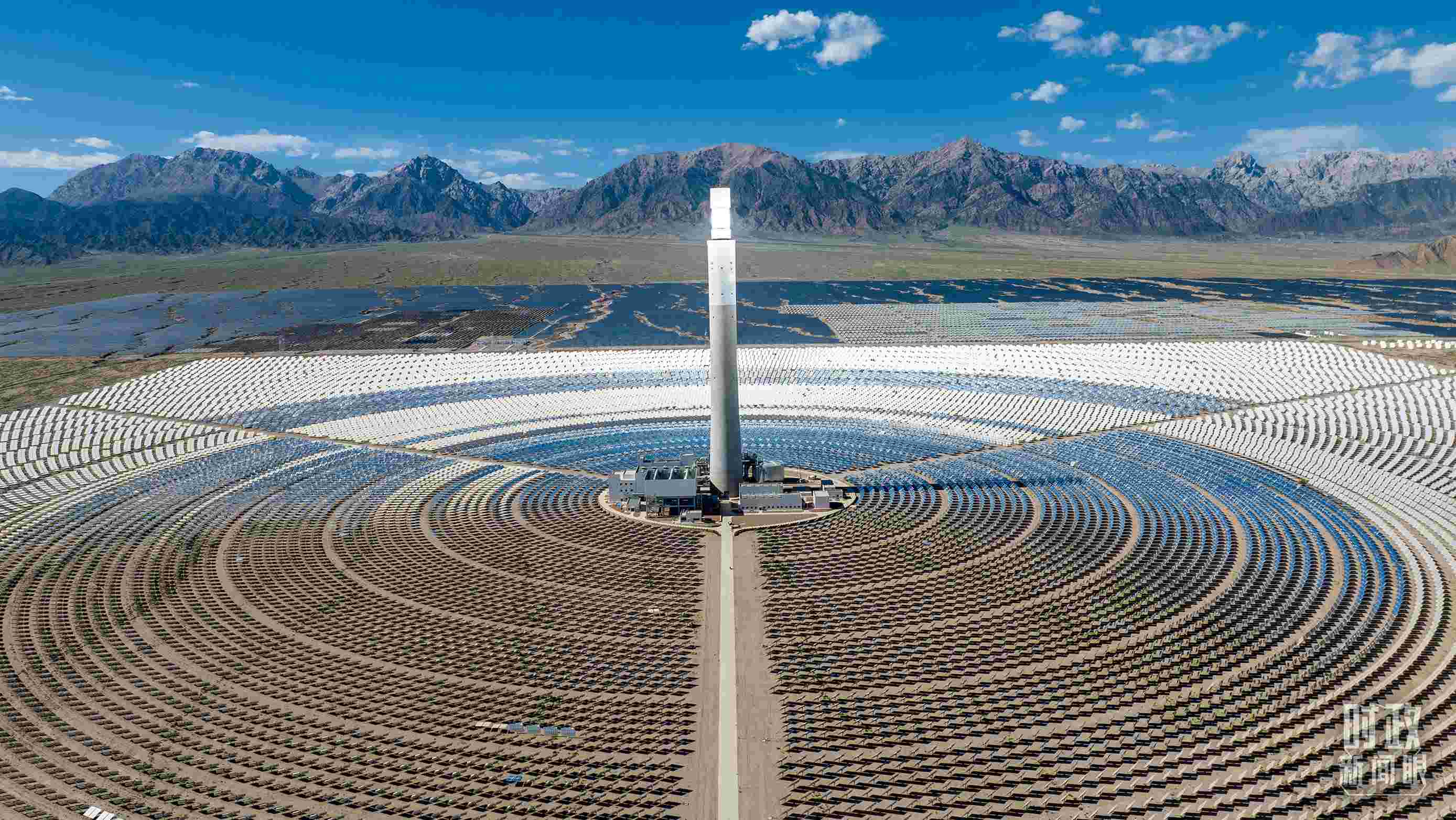 △青海海西德令哈塔式熔鹽儲能光熱發(fā)電廠。（圖/視覺中國）
