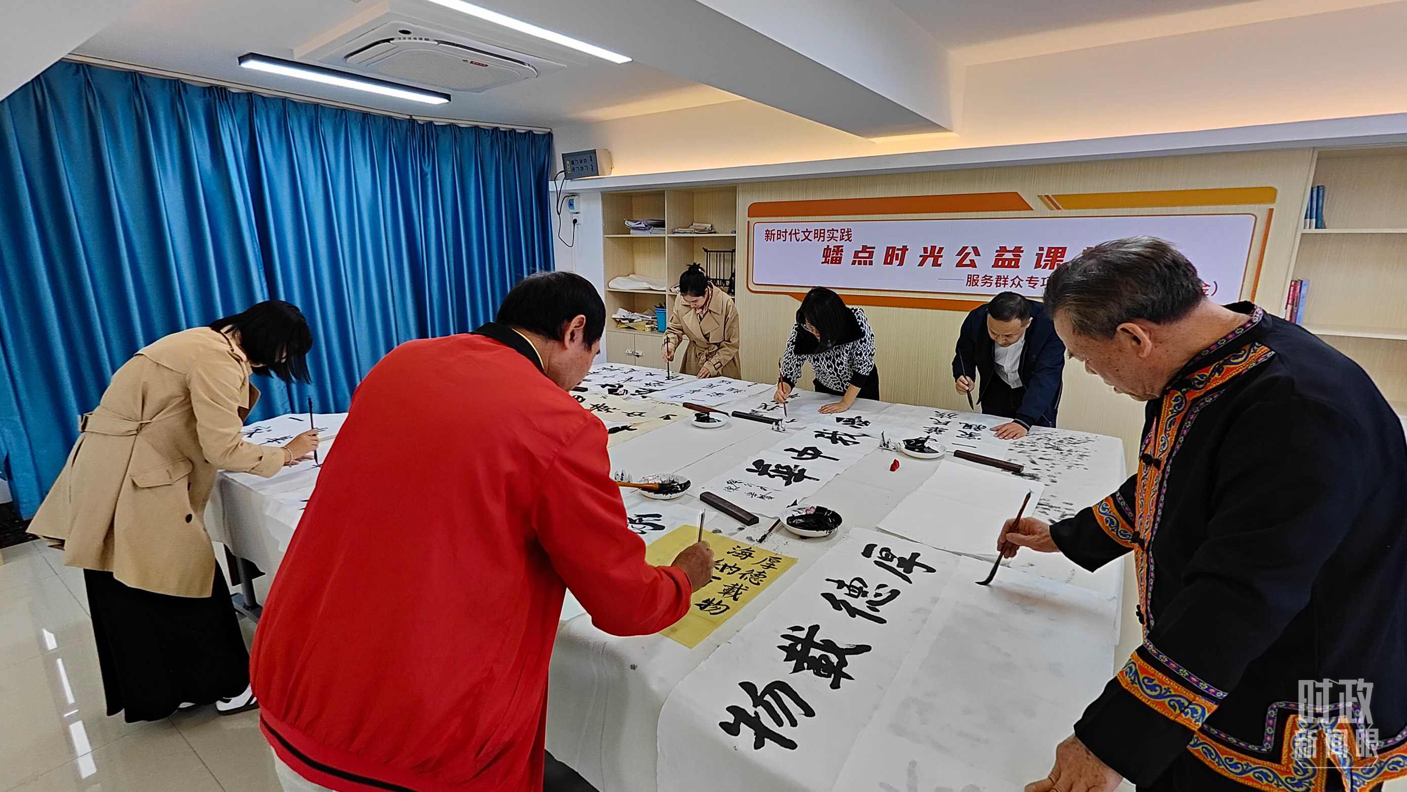 △廣西南寧市多民族社區(qū)——盤龍社區(qū)居民練習(xí)書法。（總臺央視記者楊立峰拍攝）
