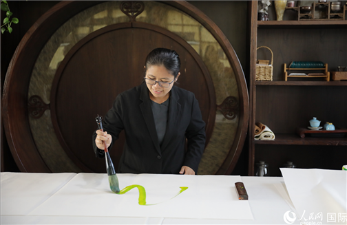 緬甸駐華大使館副館長(zhǎng)、公使銜參贊杜欣瑪泰參加《五百筆·瀾湄合作》集體藝術(shù)創(chuàng)作。人民網(wǎng)王婧攝