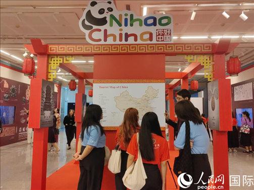 泰國學(xué)生在工作人員講解下觀展。人民網(wǎng)記者 楊一攝