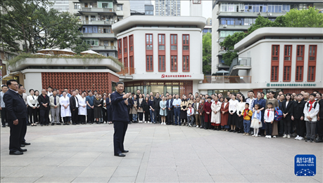 4月22日至24日，中共中央總書記、國家主席、中央軍委主席習(xí)近平在重慶考察。這是22日下午，習(xí)近平在九龍坡區(qū)謝家灣街道民主村社區(qū)考察時，同社區(qū)居民親切交流。新華社記者 鞠鵬 攝