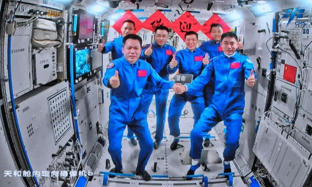 神舟十七號(hào)、神舟十八號(hào)兩個(gè)航天員乘組“太空會(huì)師”。來源：中國(guó)載人航天工程