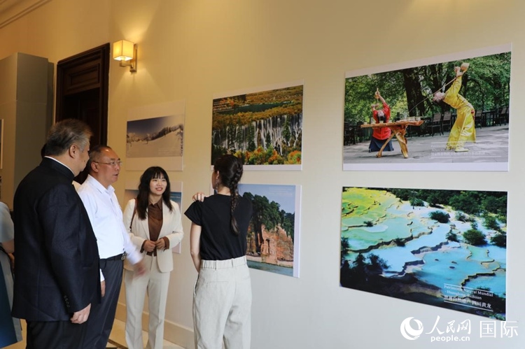 四川省文化和旅游廳副廳長王成平、墨西哥松林文化中心展覽部主任盧西亞·恩里克斯·岡薩雷斯·薩拉維亞、墨西哥中國文化中心主任石岳文參觀圖片展。拍攝者為墨西哥分社外籍雇員埃內(nèi)斯托·多明戈斯