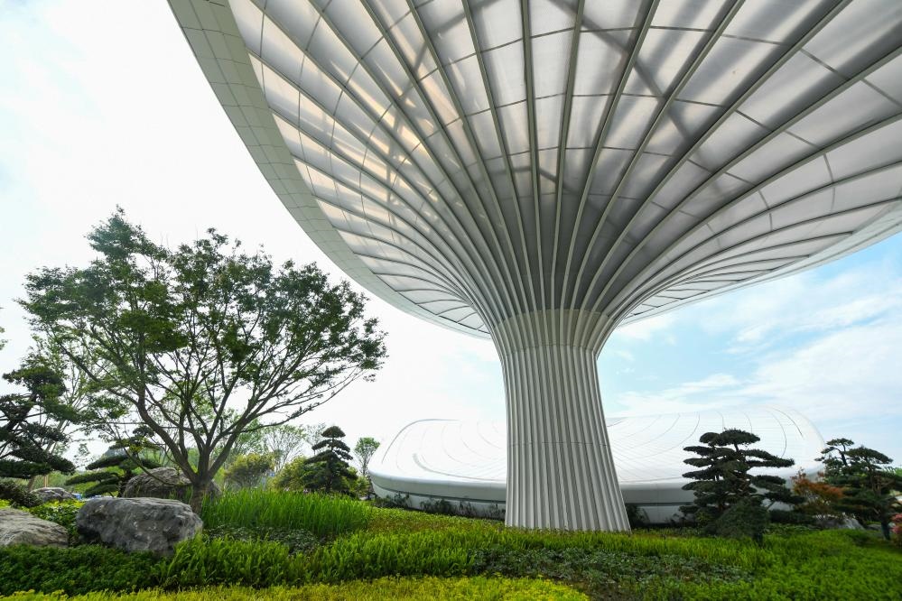這是2024年4月22日拍攝的成都世園會主會場入口處的“芙蓉花”底部，它兼具收集雨水、循環(huán)利用的功能。新華社記者 王曦 攝