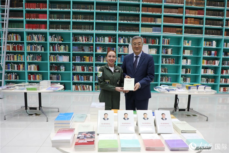 授課后，中國駐巴西大使祝青橋向巴西高等防務(wù)學院圖書館捐贈了150本書籍。圖為祝青橋和巴西高等防務(wù)學院院長卡拉·利里奧·馬丁斯在圖書捐贈儀式上。 人民網(wǎng)記者 陳一鳴攝
