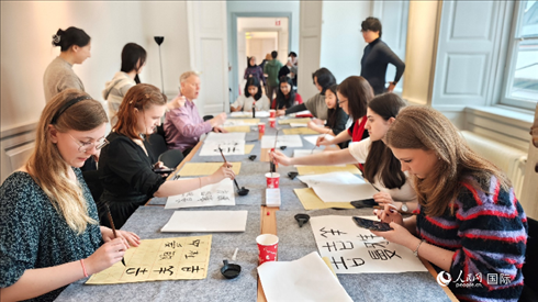 瑞典書(shū)法愛(ài)好者專(zhuān)心學(xué)習(xí)書(shū)法。人民網(wǎng)記者 殷淼攝