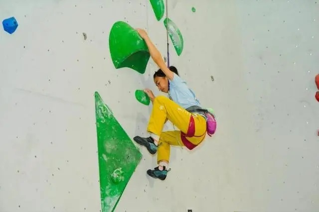 2024年4月16日，全國青少年攀巖公開賽江山站舉行，選手在比賽中。中國登山協(xié)會供圖