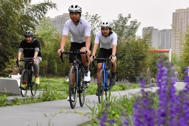2024年4月上旬，一支騎行隊伍在西安雁南公園騎行。 新華社記者 鄭昕攝