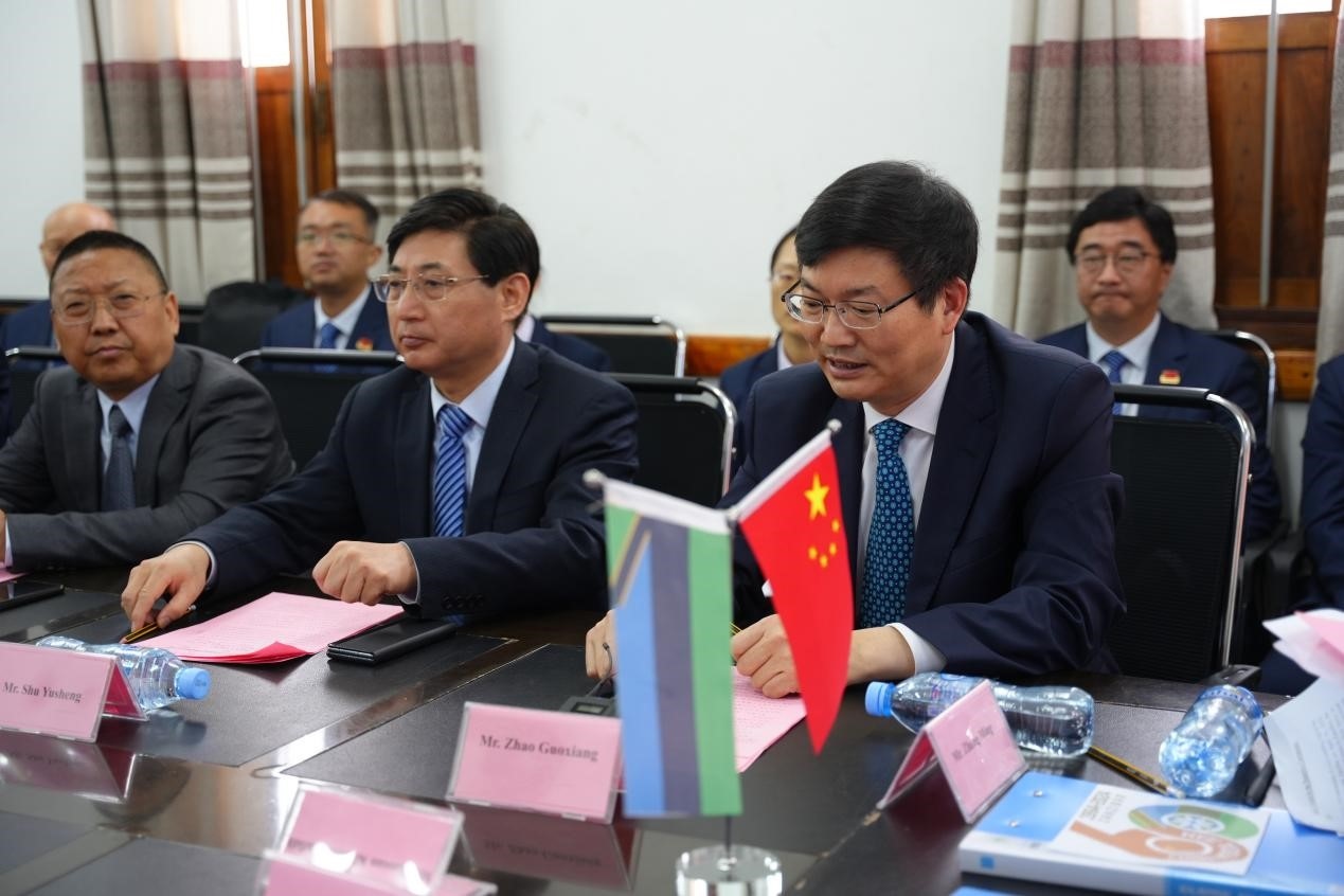 揚州市衛(wèi)健委黨委書記趙國祥在衛(wèi)生部捐贈儀式上發(fā)言。中國援桑醫(yī)療隊供圖