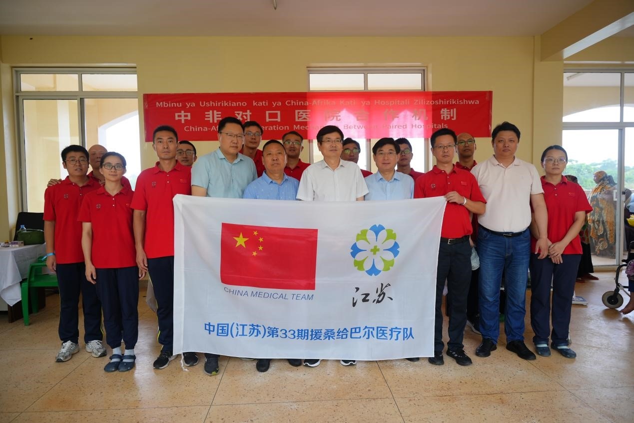 揚州市衛(wèi)健系統(tǒng)代表團和醫(yī)療隊在義診現(xiàn)場合影。中國援桑醫(yī)療隊供圖