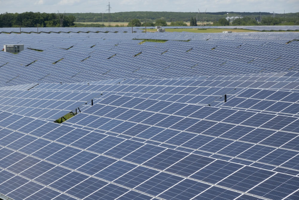 這是2021年5月27日在匈牙利考波什堡拍攝的100兆瓦光伏電站。當(dāng)日，由中國通用技術(shù)集團(tuán)所屬中國機(jī)械進(jìn)出口（集團(tuán)）有限公司投資興建的匈牙利考波什堡100兆瓦光伏電站項目在考波什堡市舉行投運(yùn)啟動儀式。新華社發(fā)（弗爾季·奧蒂洛攝）