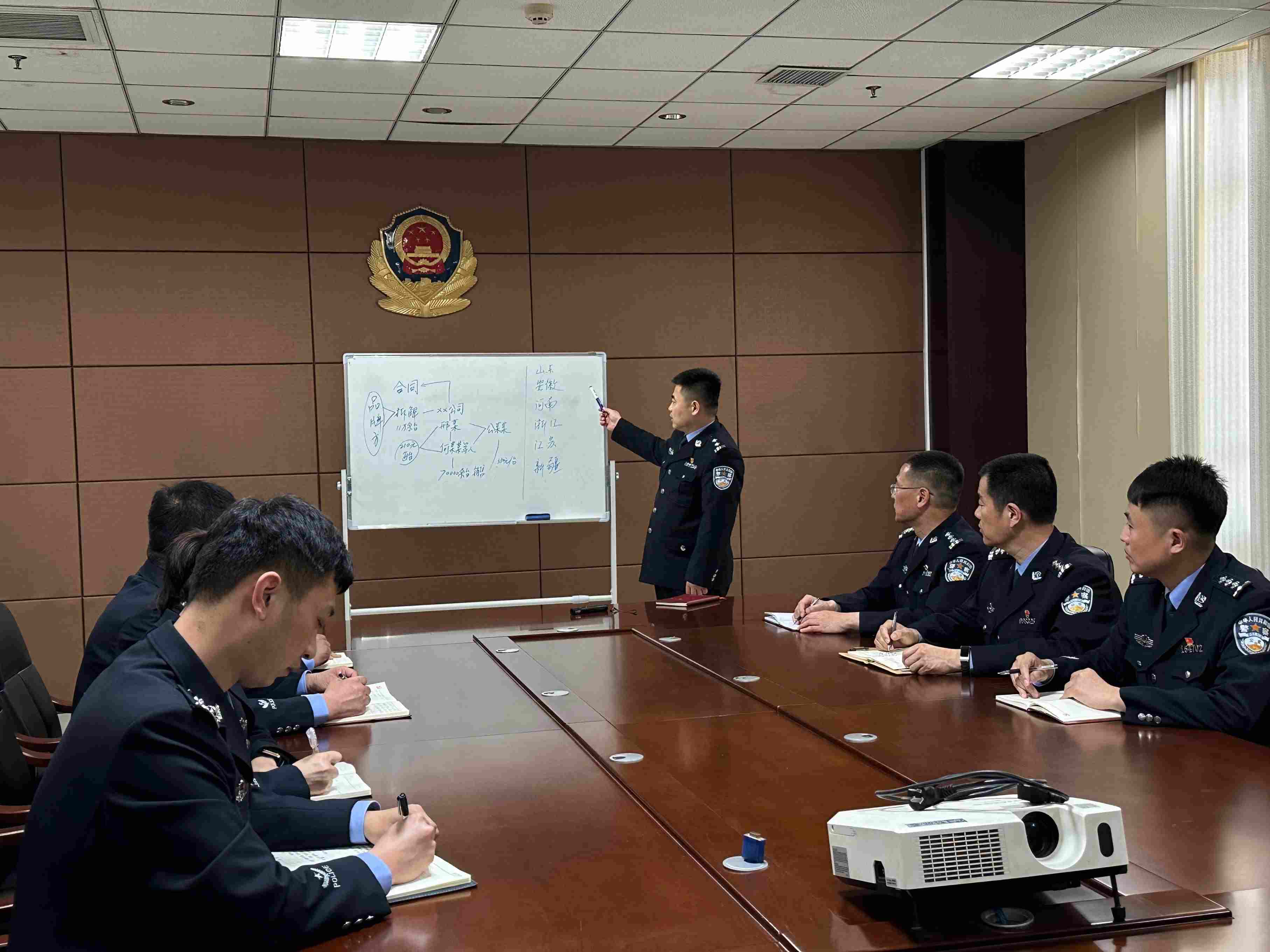 專案組辦案民警介紹案情。人民網(wǎng)記者 郝萍攝