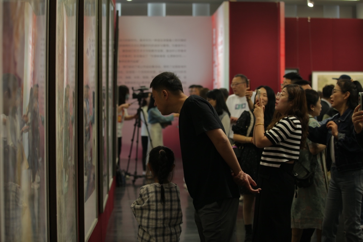 嘉賓及教研員、教師代表參觀展覽。主辦方供圖