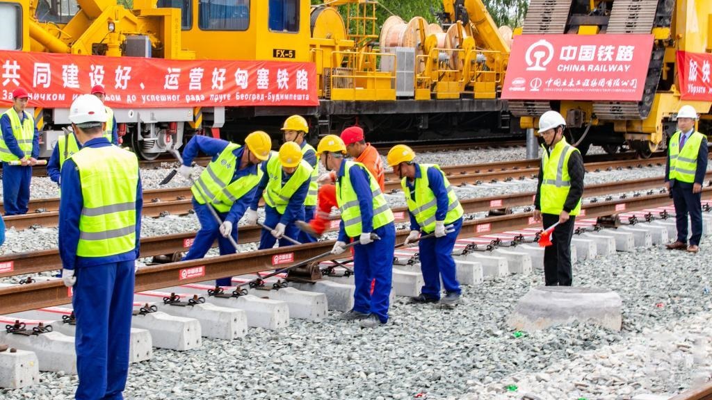 △2024年4月25日，在塞爾維亞北部城市巴奇卡托波拉，匈塞鐵路項(xiàng)目施工人員進(jìn)行匈塞鐵路軌道合龍工作。