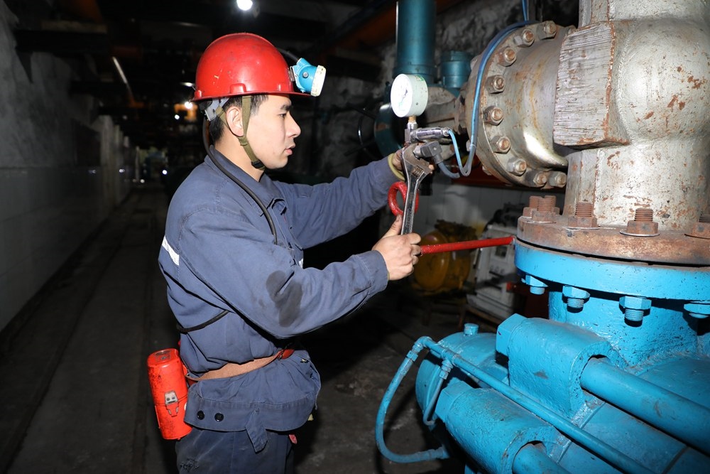 2024年4月30日，冀中能源峰峰集團新屯礦機電區(qū)副區(qū)長顧博在井下泵房檢修水泵。新華社發(fā)