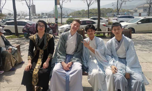 匈牙利學生與襄陽三十六中學生友好交流。