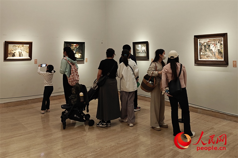 “五一”假期，游客在中國美術(shù)館參觀“大美勞動(dòng)者——中國美術(shù)館藏勞動(dòng)題材美術(shù)作品展（第二期）”。人民網(wǎng)記者 韋衍行攝