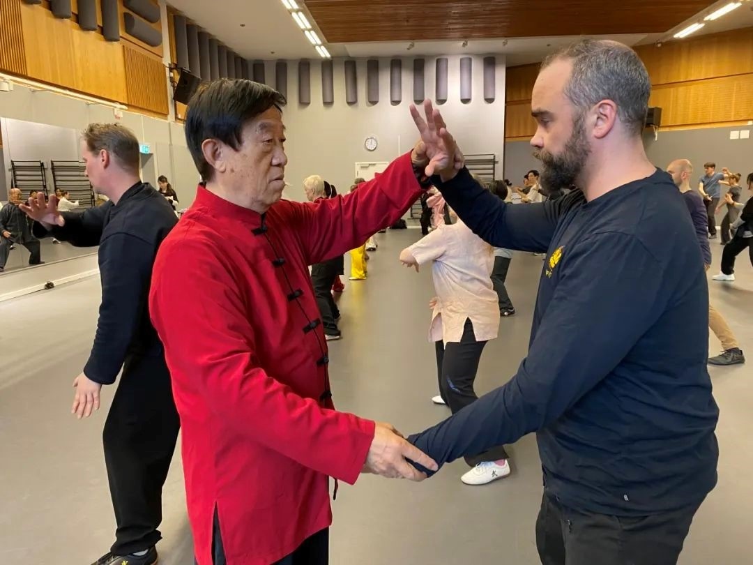 陳正雷老師親自示范指導(dǎo)。斯德哥爾摩中國(guó)文化中心供圖