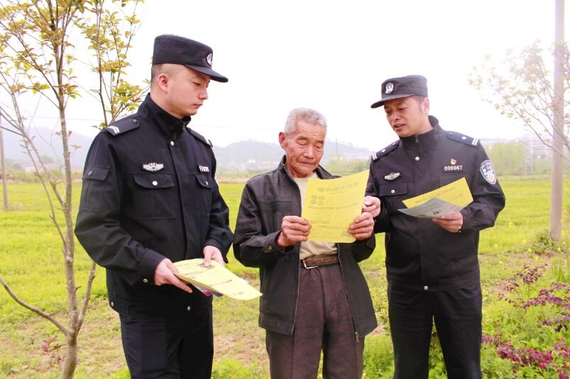 向村民宣傳反詐知識。