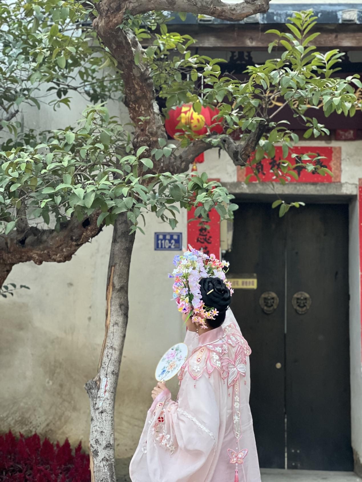 福建泉州，頭戴簪花的游客正拍照留念。人民網(wǎng) 歐陽(yáng)易佳攝