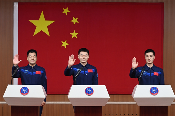 2024年月24日，神舟十八號(hào)載人飛行任務(wù)航天員葉光富（中）、李聰（右）、李廣蘇在酒泉衛(wèi)星發(fā)射中心問(wèn)天閣與媒體記者集體見(jiàn)面。
