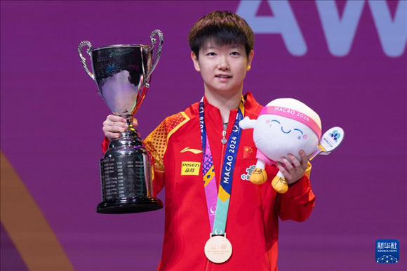 2024年4月21日，在2024年澳門國際乒聯(lián)女子世界杯決賽中，孫穎莎奪得冠軍。圖為孫穎莎在頒獎(jiǎng)臺(tái)上。新華社記者 張金加 攝