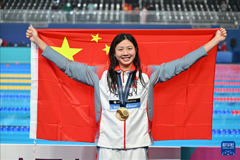 2024年2月13日，2024年世界游泳錦標(biāo)賽游泳項(xiàng)目女子100米蛙泳決賽在卡塔爾多哈舉行。圖為冠軍中國選手唐錢婷在頒獎(jiǎng)儀式后慶祝。新華社記者 薛宇舸 攝
