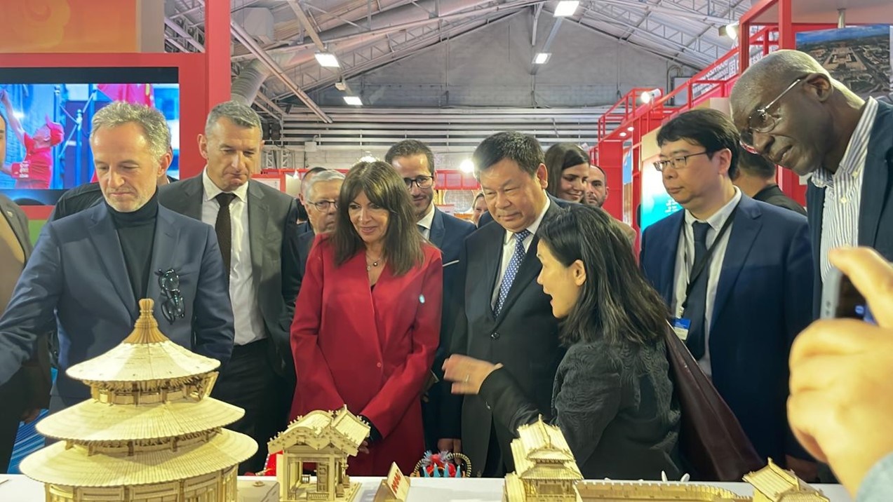 巴黎市市長(zhǎng)安妮·伊達(dá)爾戈參觀展覽。主辦方供圖
