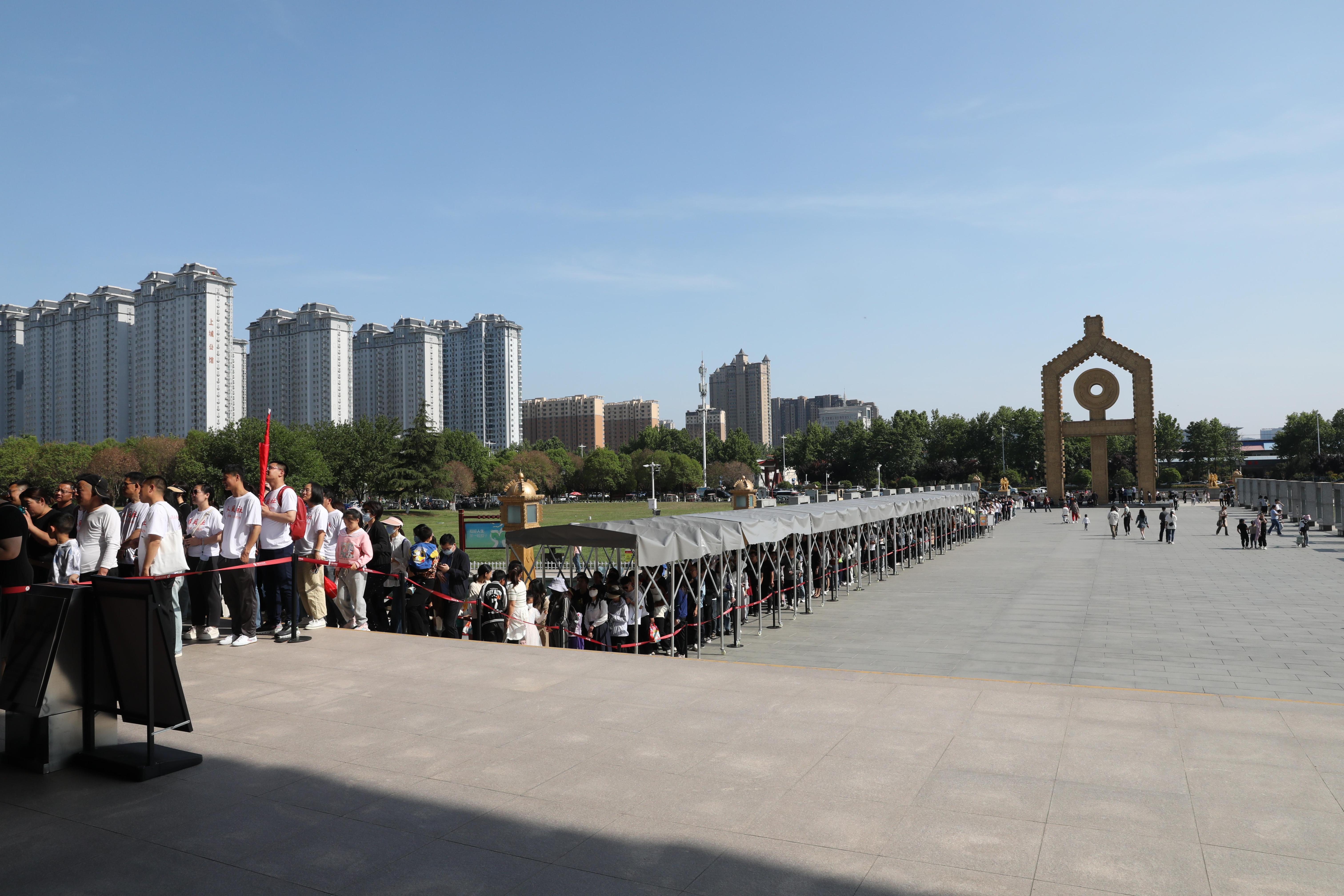 “五一”期間，中國文字博物館外游客有序排隊。中國文字博物館供圖