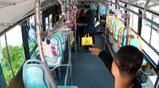 公交車上他一聲大吼！魏杰，好樣的！