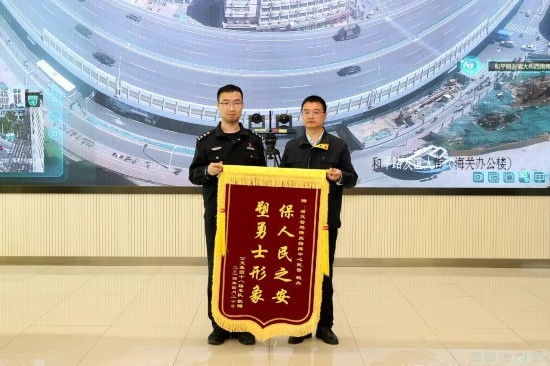 公交車上他一聲大吼！魏杰，好樣的！