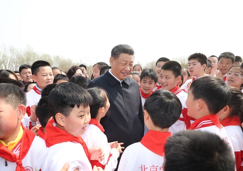 △4月3日，習(xí)近平總書記來到北京市通州區(qū)潞城鎮(zhèn)參加首都義務(wù)植樹活動(dòng)。這是總書記同少先隊(duì)員在一起。