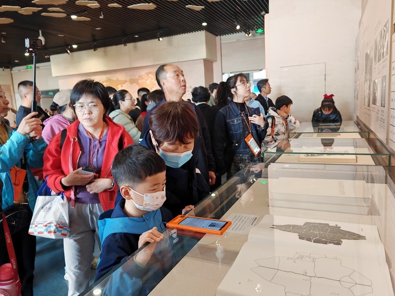 游客在中國(guó)文字博物館參觀。中共安陽(yáng)市委宣傳部供圖