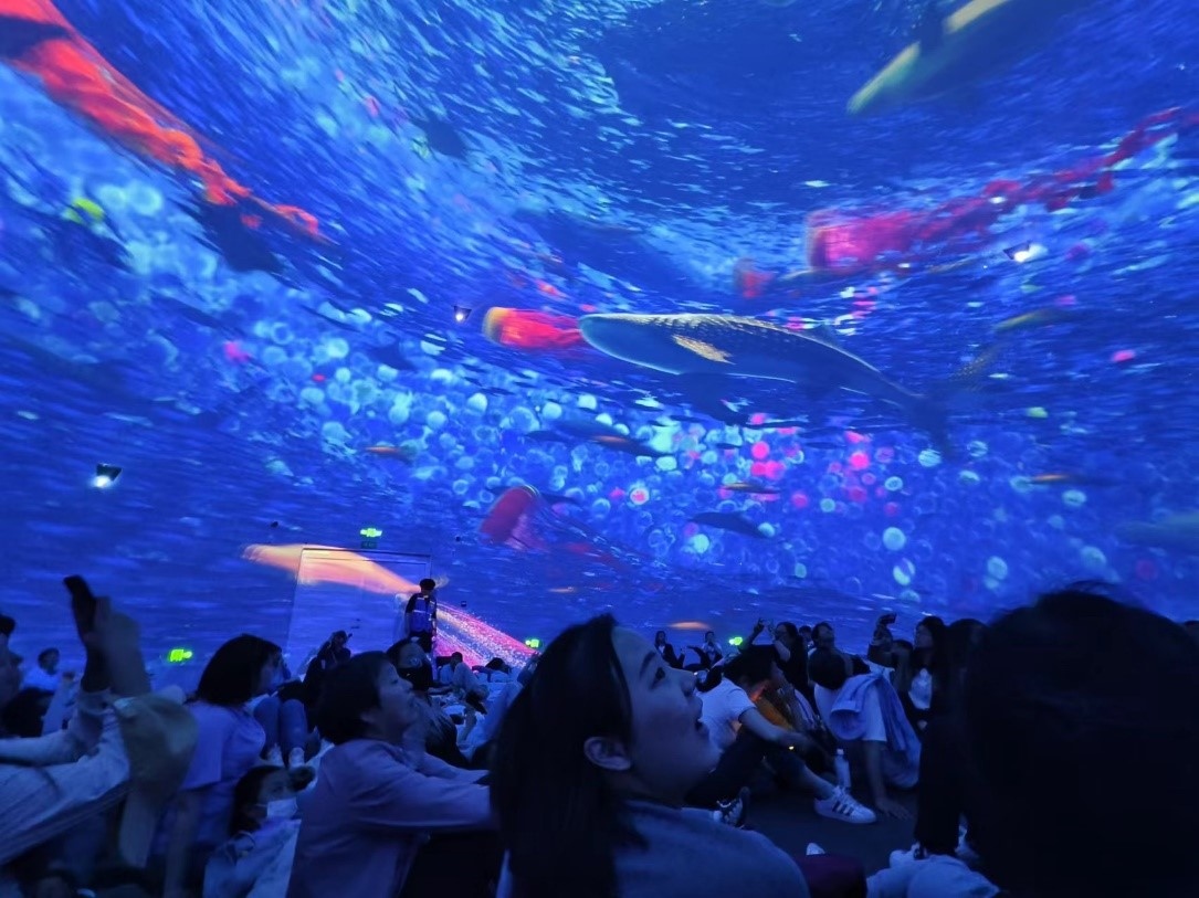 “五一”期間，游客在天津極地海洋公園科技館體驗魔法海洋。人民網記者 喬業(yè)瓊攝