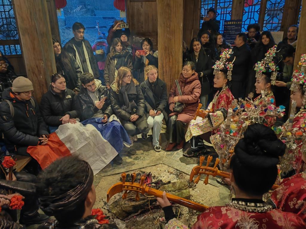 法國青年在榕江體驗民俗文化。新華社記者 羅羽 攝
