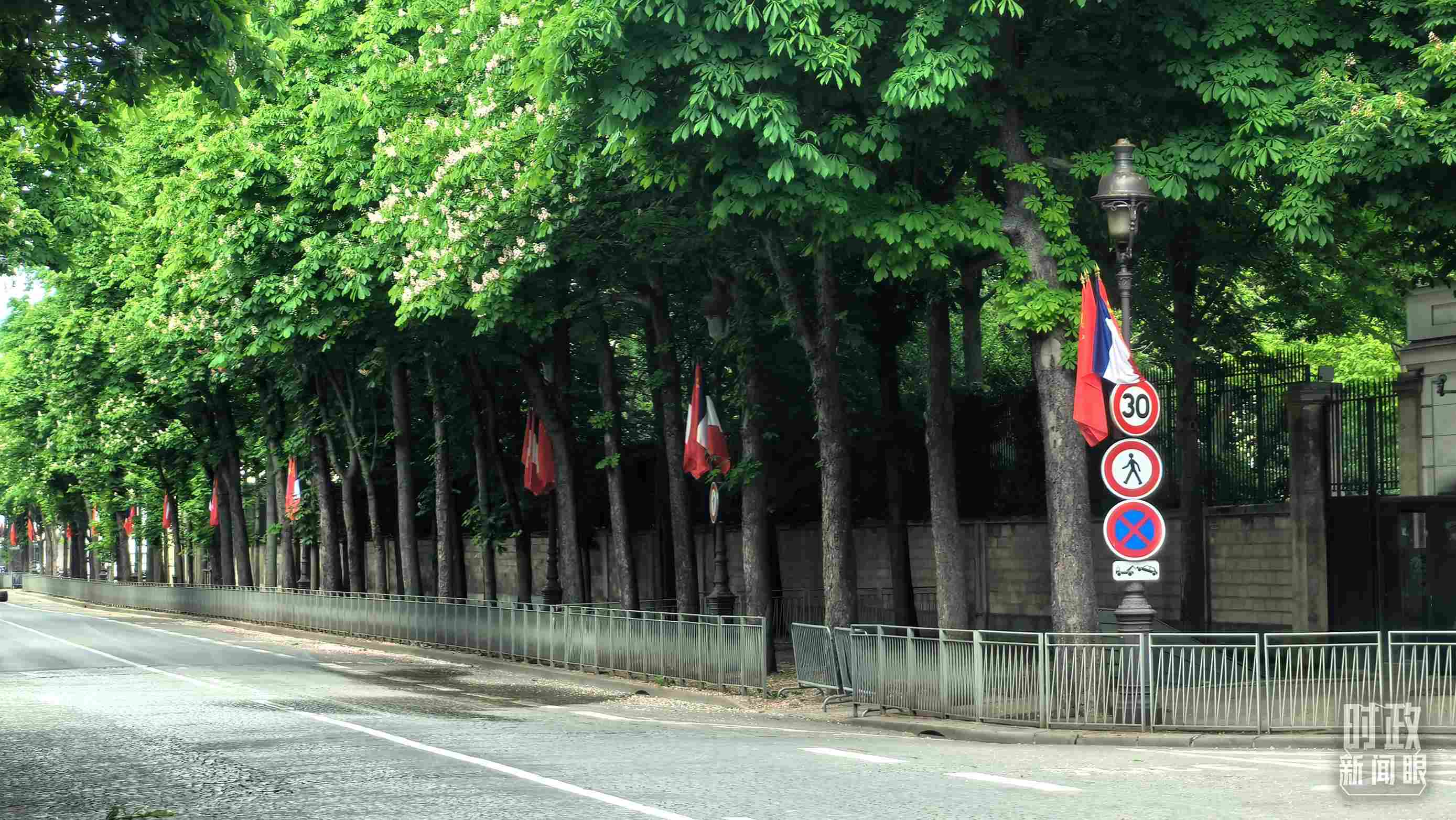 △巴黎道路兩側(cè)懸掛中法兩國國旗。（總臺央視記者鄂介甫拍攝）