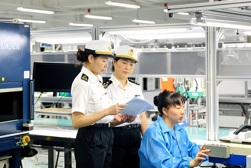 海關(guān)關(guān)員到AEO企業(yè)開展便利措施享惠情況調(diào)研。許煒攝