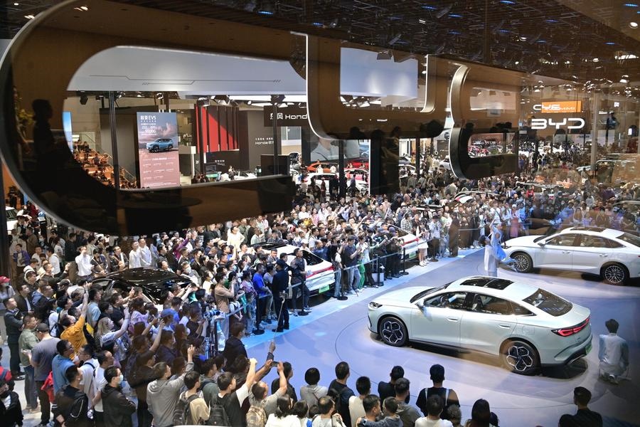 5月4日，參觀者在2024北京車展比亞迪品牌展臺參觀。新華社記者 尹棟遜 攝