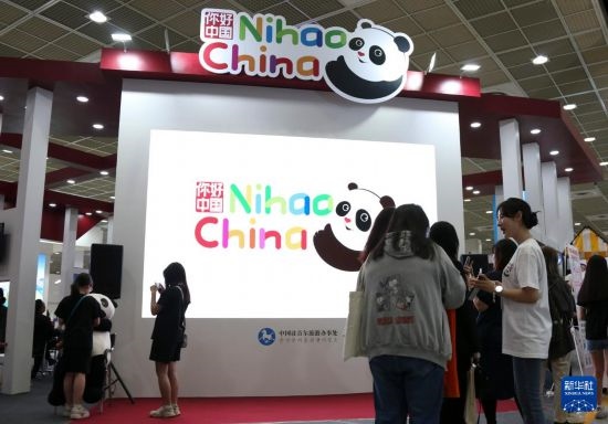 5月9日，在韓國首爾舉行的首爾國際旅游展上，參觀者在中國展區(qū)參加體驗項目。新華社記者 姚琪琳 攝