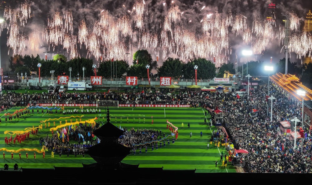 在貴州省榕江縣舉行的2024全國(guó)“村晚”示范展示活動(dòng)暨貴州“村超村晚”活動(dòng)中，音樂煙花秀精彩上演（2024年2月3日攝，無(wú)人機(jī)照片）。新華社記者 劉續(xù) 攝