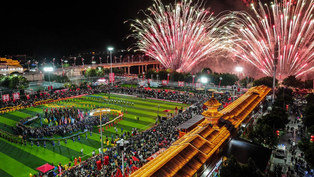 在貴州省榕江縣舉行的2024全國(guó)“村晚”示范展示活動(dòng)暨貴州“村超村晚”活動(dòng)中，音樂煙花秀精彩上演（2024年2月3日攝，無(wú)人機(jī)照片）。新華社記者 劉續(xù) 攝