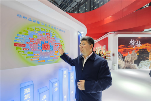 榆林市發(fā)展改革委黨組書記、主任崔淵推介當?shù)仄放?。人民網(wǎng)記者 許維娜攝