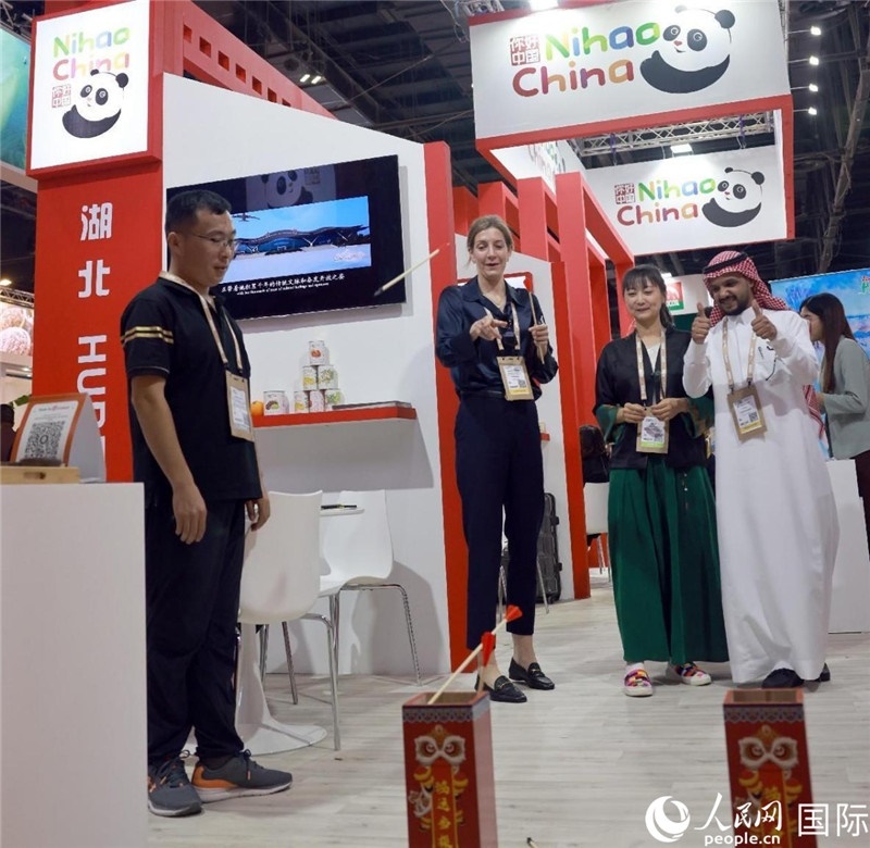 觀眾在參與投壺游戲。人民網(wǎng)記者管克江攝