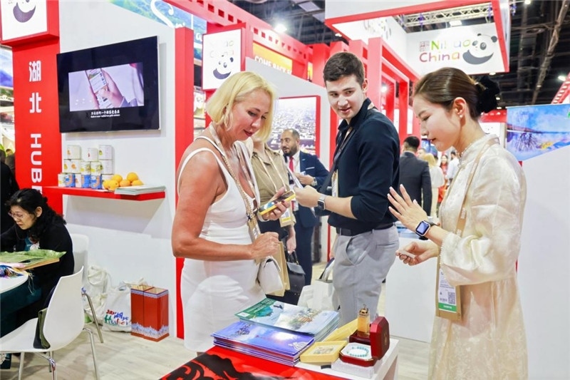 觀眾在參觀中國展臺。錢文康攝