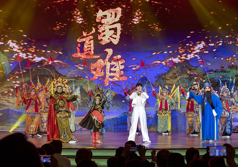 2023年10月13日，成都，“把青春華章寫(xiě)在祖國(guó)大地上”大思政課網(wǎng)絡(luò)主題宣傳和互動(dòng)引導(dǎo)活動(dòng)在四川大學(xué)舉行。