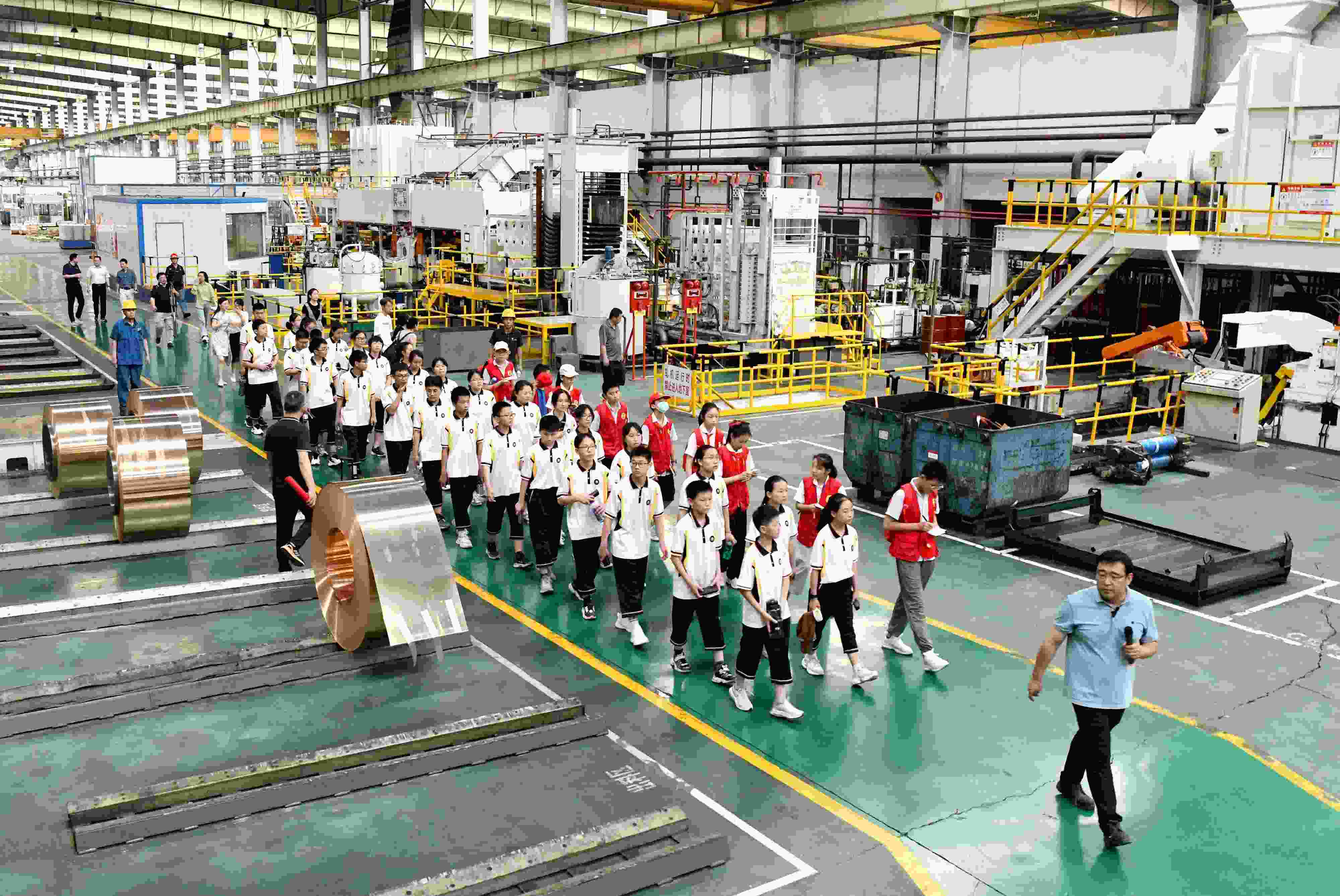 2023年6月9日，在安徽省銅陵一家公司的銅板帶制造車間，銅陵市第七中學(xué)學(xué)生在上“行走的思政課”。
