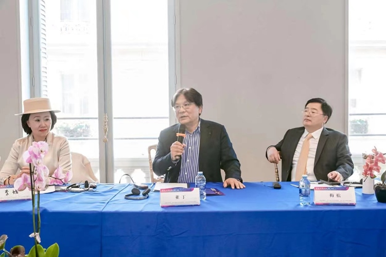 法中交流促進(jìn)會(huì)會(huì)長(zhǎng)、作家、翻譯家、法國(guó)最高榮譽(yù)騎士勛章獲得者亞丁發(fā)言（圖片：中國(guó)傳媒大學(xué)