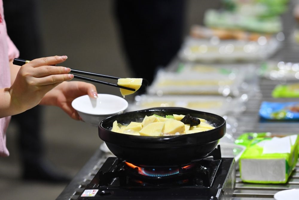 2024年5月9日，福建省三明市極野食品有限公司工作人員在試吃竹筍食品。新華社記者 姜克紅 攝