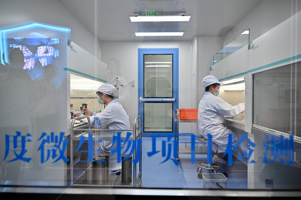 2024年5月8日，福建長富乳品有限公司工作人員在對乳品進行微生物項目檢測。新華社記者 姜克紅 攝