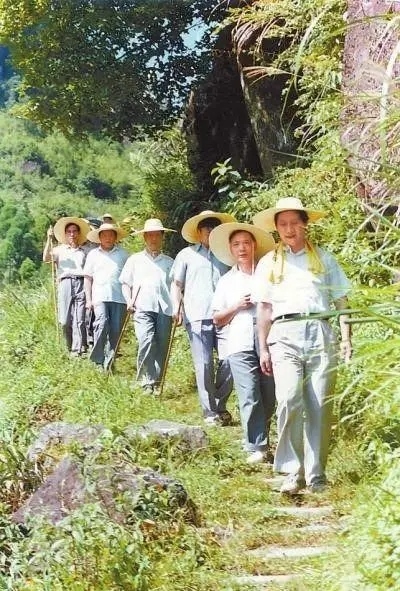 1989年7月，習(xí)近平在壽寧縣山村。